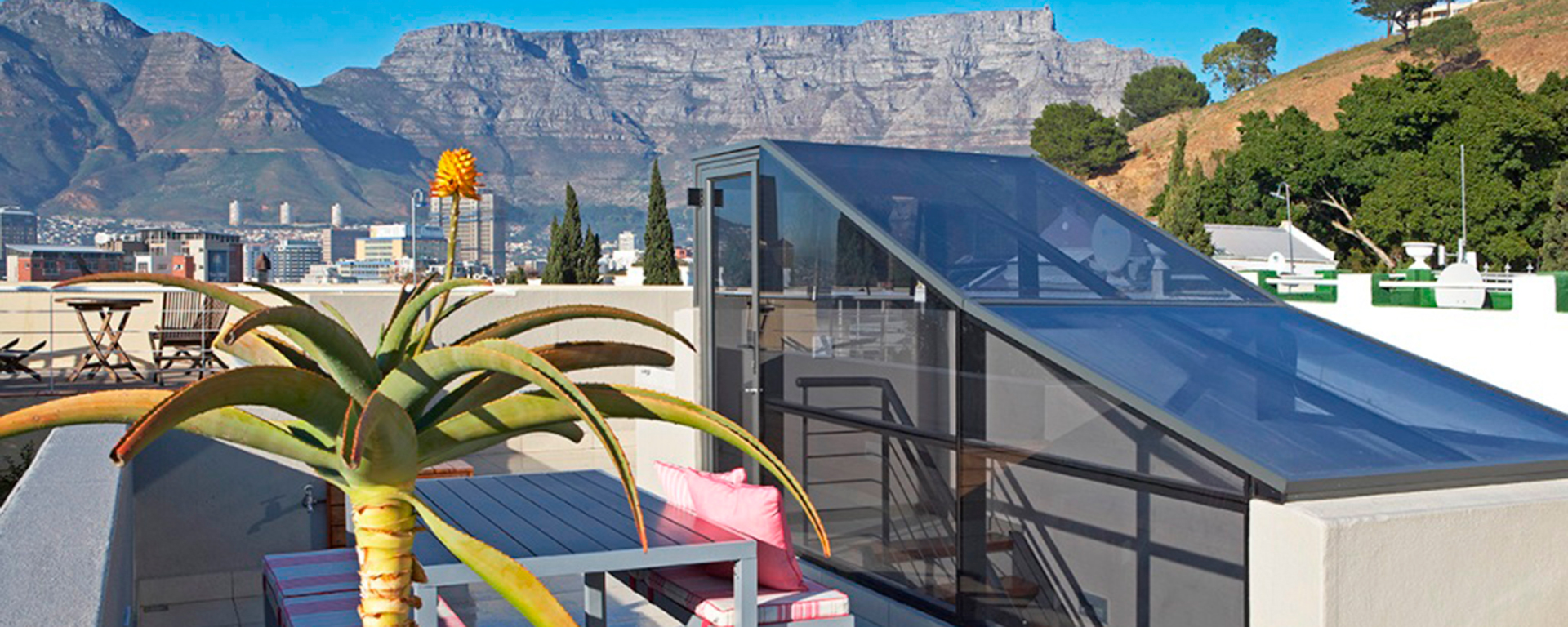 15a de Smidt is the perfect example of a 'live like a local' villa. Plenty of space to relax, views of Table Mountain and close to the V&A Waterfront.