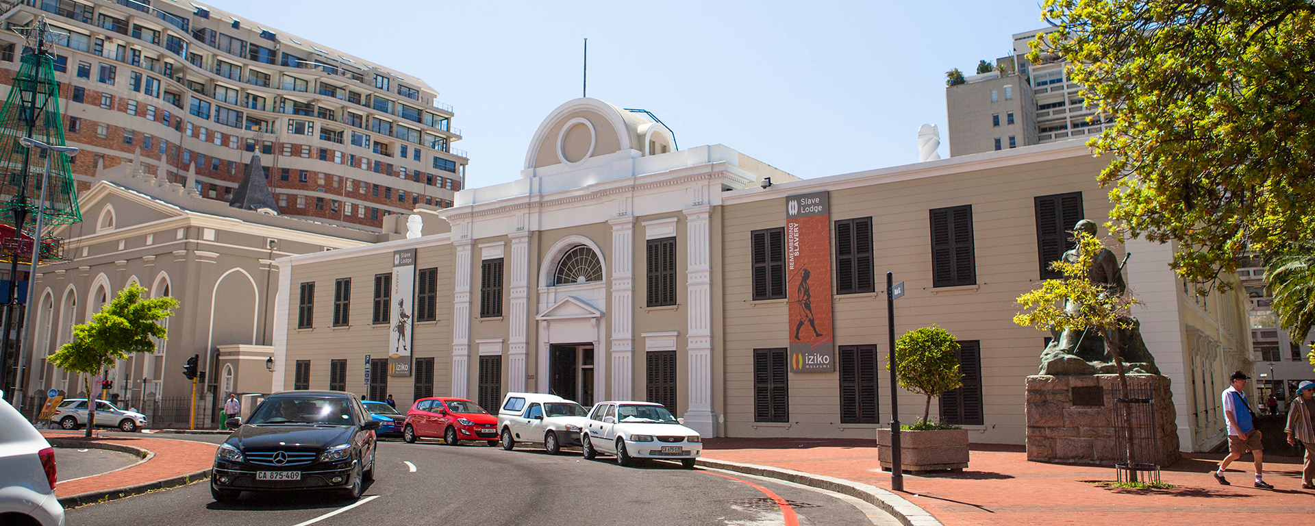 From left: the Groote Kerk, Slave Lodge & statue of former prime minister Jan Smuts. The Gardens' entrance is on the right.