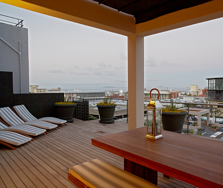 13a de Smidt is a stylish luxury apartment offering spectacular views all around Cape Town.
