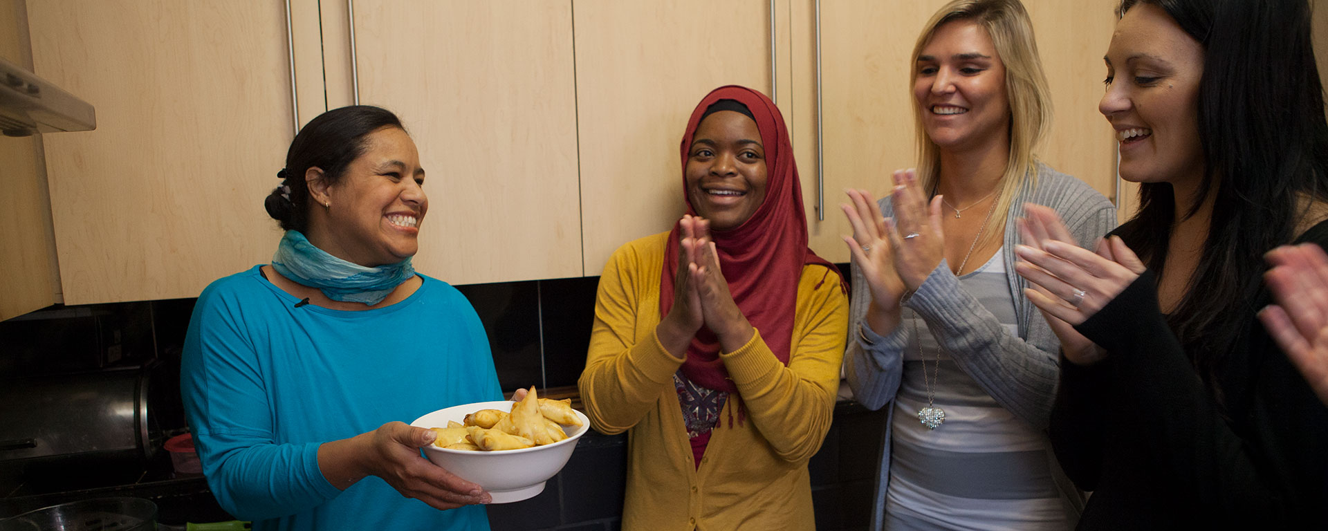 Go2Africans Miriam, Ashley & Bronwyn learn to cook delicious samosas, rotis & curries in the Bo-Kaap.