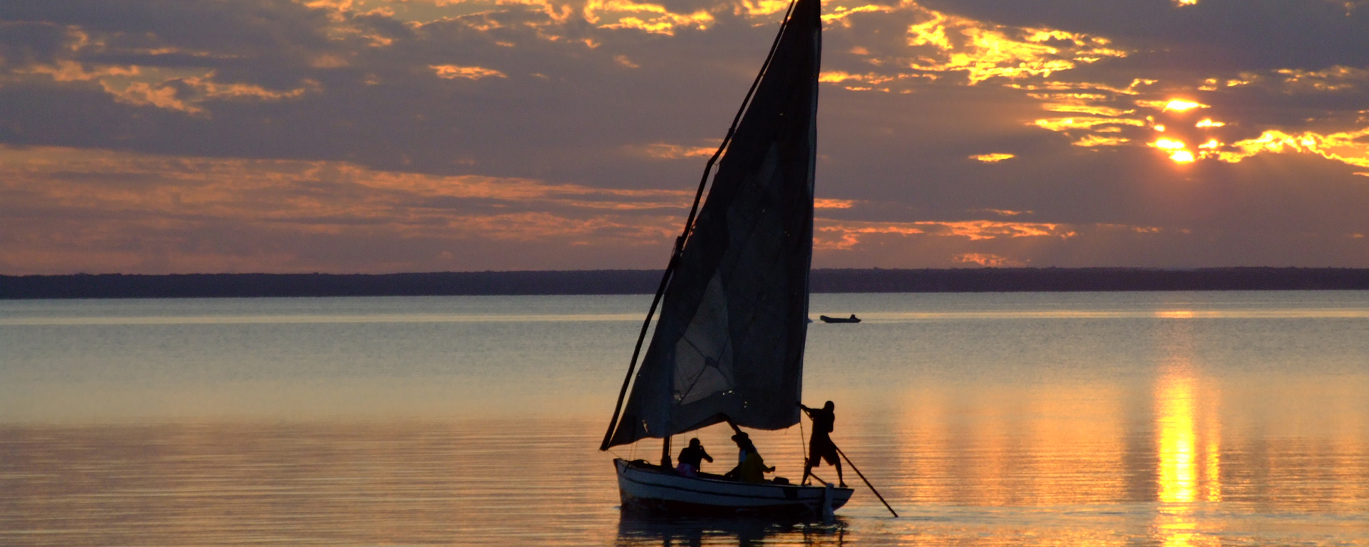 Dhow sailors rely on ancient knowledge of the Indian Ocean's winds & tides.