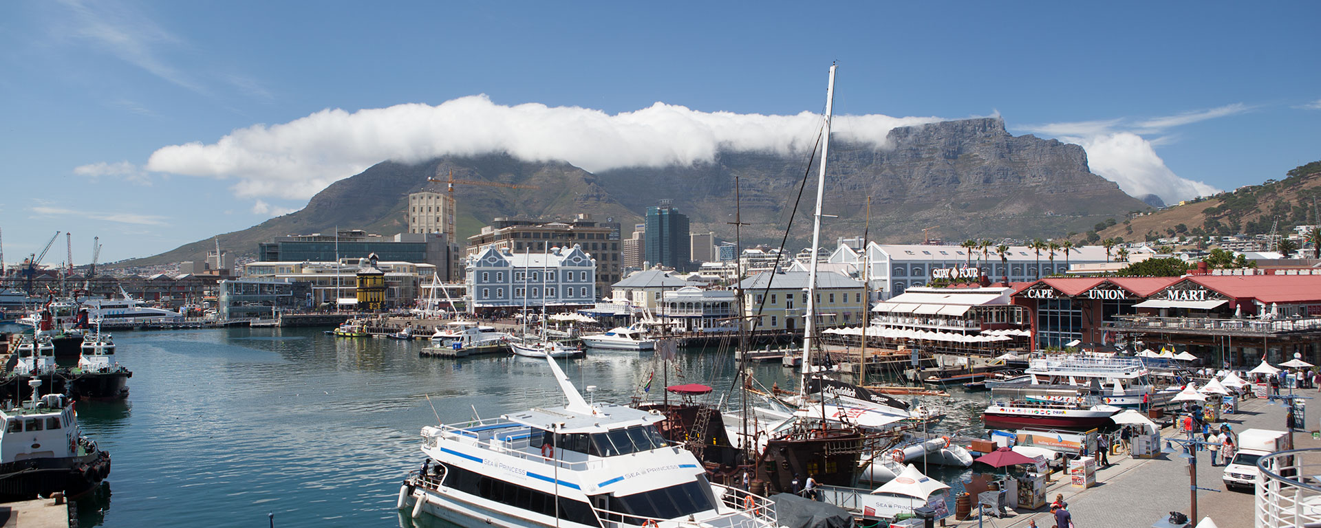 Cape Town in April is a perfect combination of crisp mornings, balmy days, occasional refreshing showers & show-stopping sunsets.