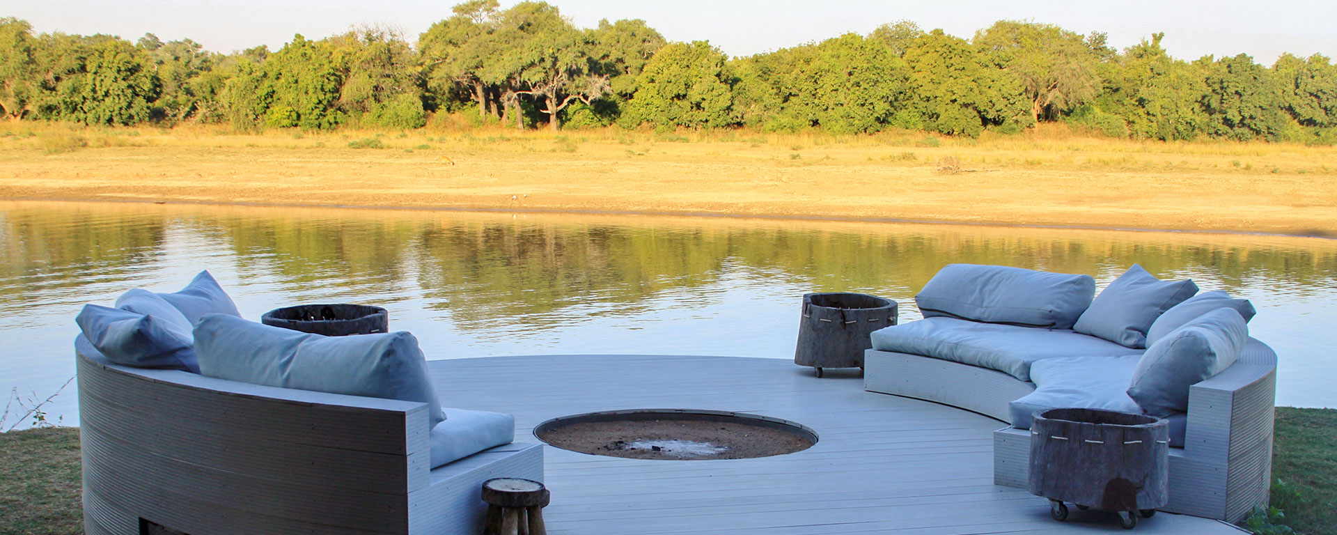 The fire pit at Chinzombo is the perfect spot to savour a cocktail before dinner.