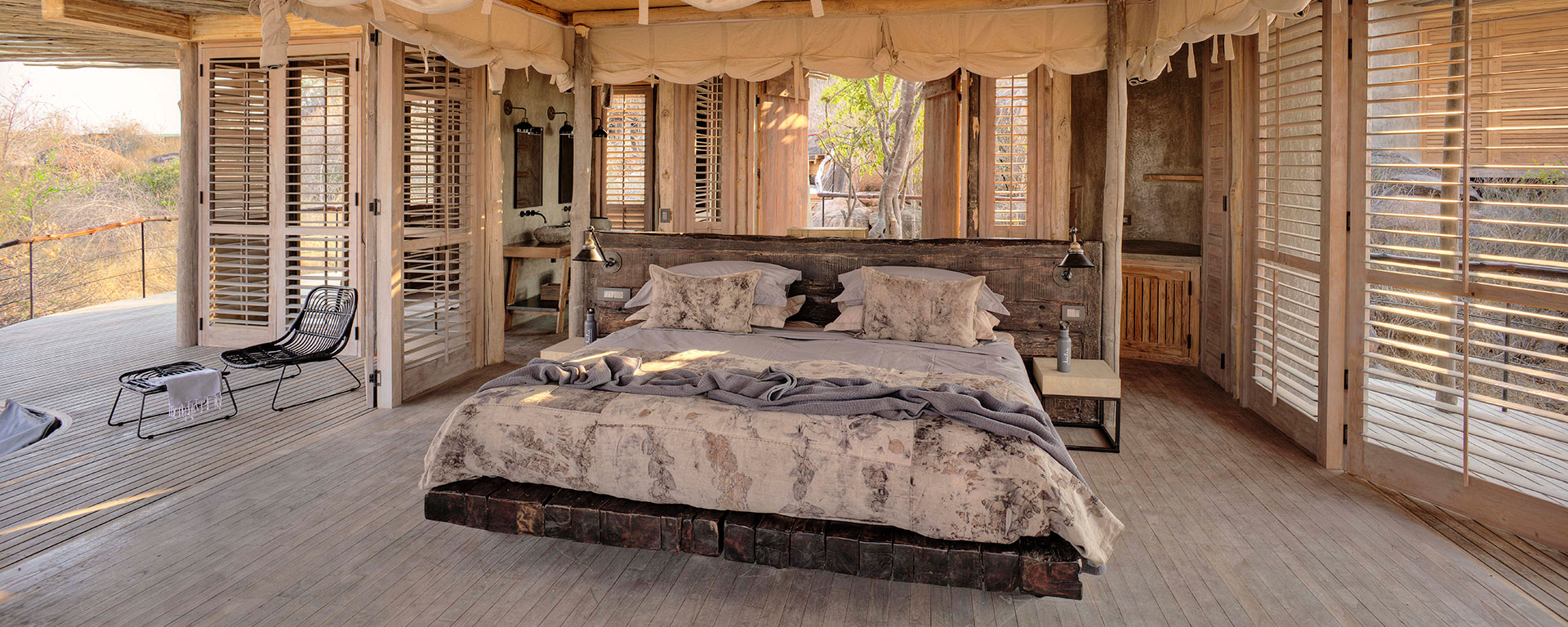 Cool and shaded interiors at Jabali Ridge reflect the earthy colours of the Ruaha landscape with wide doors opening to the natural surroundings.
