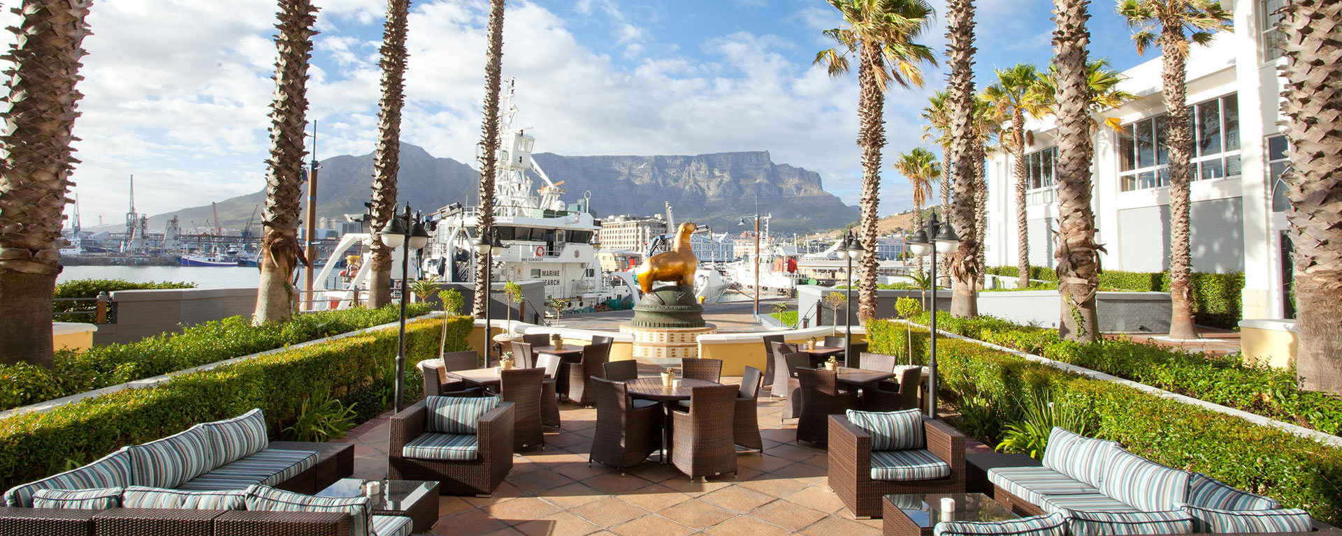Sundowners at the Table Bay are the perfect place to admire Table Mountain.
