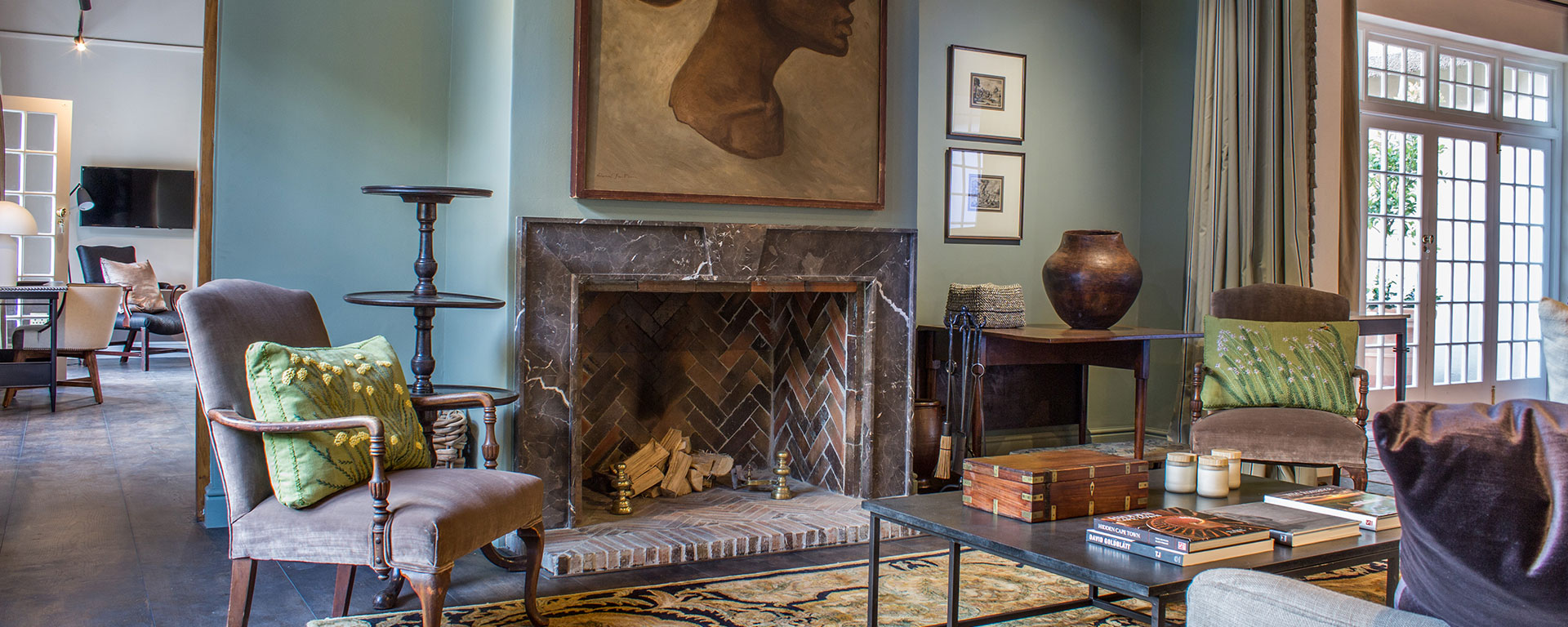 Le Cle is a beautiful combination of local art, eclectic antiques and cosy corners.