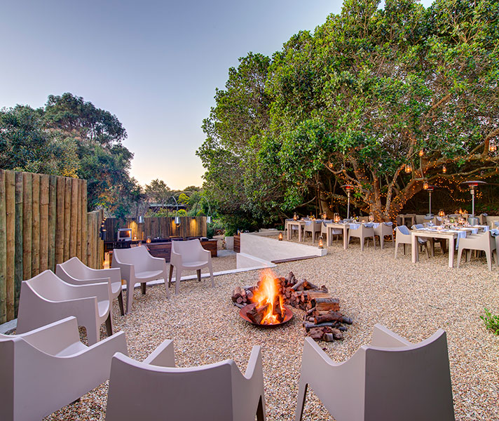 Delicious meals are served in the a la carte restaurant, featuring freshly caught fish, succulent meat and fresh produce from the Siyakhula Organic Farm.