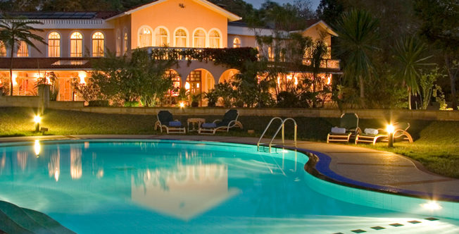 HouseOfWaine-SwimmingPool-Evening