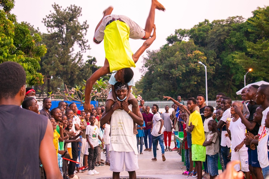 Street gymnastics in Brazzaville, Congo | Go2Africa